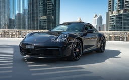 أسود Porsche 911 Carrera S للإيجار في Dubai