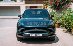 أسود Porsche Cayenne للإيجار في Abu-Dhabi