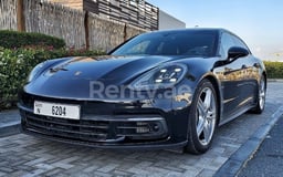 Черный Porsche Panamera 4S в аренду в Dubai