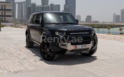 Negro Range Rover Defender en alquiler en Abu-Dhabi