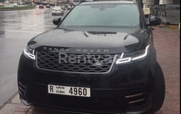 Noir Range Rover Velar en location à Abu-Dhabi