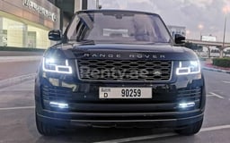 Negro Range Rover Vogue en alquiler en Sharjah