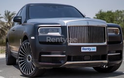 أسود Rolls Royce Cullinan Black Badge للإيجار في Sharjah