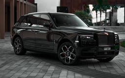 Noir Rolls Royce Cullinan Black Badge en location à Abu-Dhabi