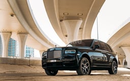 在Sharjah租赁黑色 Rolls Royce Cullinan Black Badge