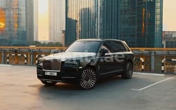 أسود Rolls Royce Cullinan Mansory للإيجار في Sharjah