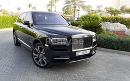 Negro Rolls Royce Cullinan en alquiler en Abu-Dhabi