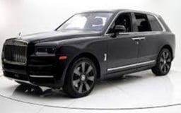 Schwarz Rolls Royce Cullinan zur Miete in Sharjah