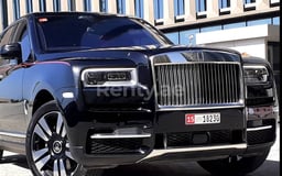 أسود Rolls Royce Cullinan للإيجار في Dubai