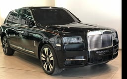 Negro Rolls Royce Cullinan en alquiler en Dubai