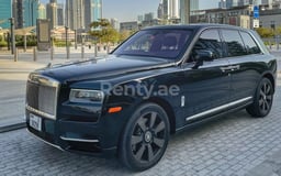 Schwarz Rolls Royce Cullinan zur Miete in Sharjah