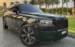 Negro Rolls Royce Cullinan en alquiler en Abu-Dhabi