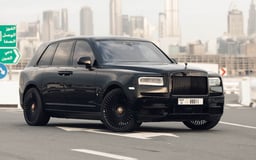 أسود Rolls Royce Cullinan للإيجار في Sharjah