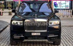 Schwarz Rolls Royce Cullinan zur Miete in Sharjah