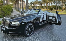 أسود Rolls Royce Dawn للإيجار في Sharjah