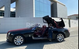 在Sharjah租赁黑色 Rolls Royce Dawn