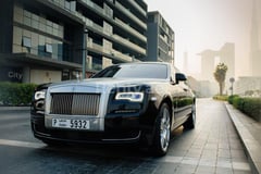 أسود Rolls Royce Ghost Series II للإيجار في Sharjah