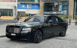 在Abu-Dhabi租赁黑色 Rolls Royce Ghost