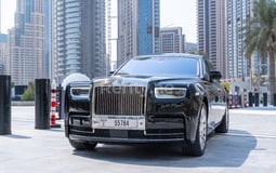 أسود Rolls-Royce Phantom للإيجار في Dubai