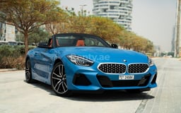 Blau BMW Z4 zur Miete in Sharjah