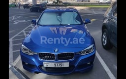 Blau BMW 318 zur Miete in Sharjah