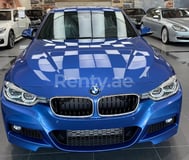 Blau BMW 318 zur Miete in Abu-Dhabi