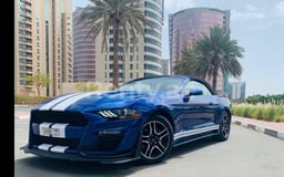 Azul Ford Mustang en alquiler en Sharjah