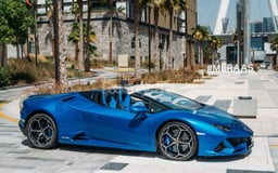 Azul Lamborghini Evo Spyder en alquiler en Sharjah