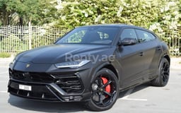 أسود Lamborghini Urus للإيجار في Dubai