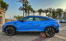 Blau Lamborghini Urus zur Miete in Dubai