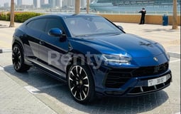 Azul Lamborghini Urus en alquiler en Abu-Dhabi