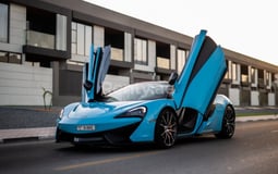 Azul McLaren 570S en alquiler en Sharjah