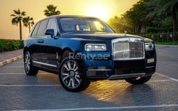 Bleue Rolls Royce Cullinan en location à Dubai