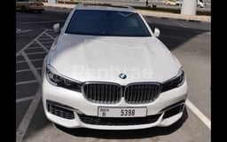 Blanc Brillant BMW 7 Series en location à Sharjah