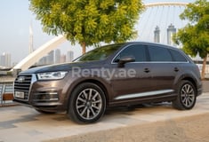 Коричневый Audi Q7 в аренду в Sharjah