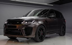 Braun Range Rover Sport SVR zur Miete in Abu-Dhabi