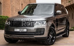 Marrone Range Rover Vogue in affitto a Sharjah