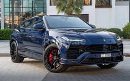 Azul Oscuro Lamborghini Urus en alquiler en Sharjah