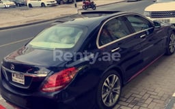 Темно-синий Mercedes C300 в аренду в Sharjah