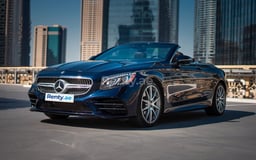 Bleu Foncé Mercedes S560 convert en location à Abu-Dhabi