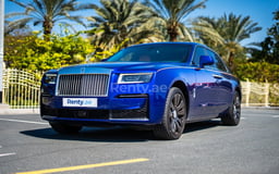 أزرق غامق Rolls Royce Ghost للإيجار في Abu-Dhabi