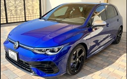 Dunkelblau Volkswagen Golf R zur Miete in Sharjah