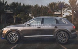 بني غامق Audi Q7 v8 Limited Edition للإيجار في Abu-Dhabi