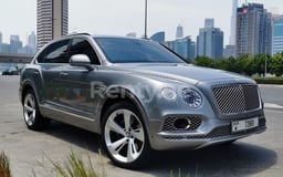 Серебристо-серый Bentley Bentayga в аренду в Abu-Dhabi