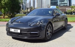 在Abu-Dhabi租赁深灰色 Porsche Panamera 4