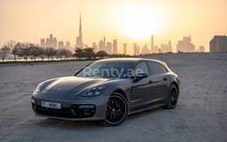 Dunkelgrau Porsche Panamera 4S Turismo Sport zur Miete in Sharjah