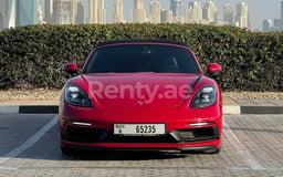 Rouge foncé Porsche Boxster GTS en location à Abu-Dhabi