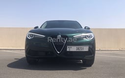 Зеленый Alfa Romeo Stelvio в аренду в Sharjah