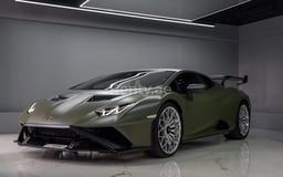 verde Lamborghini Huracan STO in affitto a Dubai