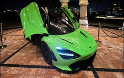 Verte McLaren 720 S en location à Sharjah